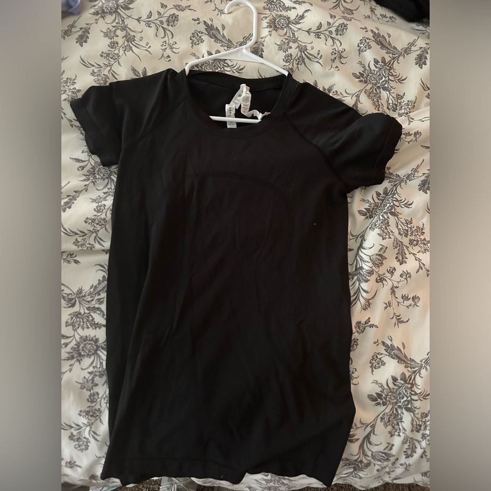 Black lululemon swiftly tech, with tag. Worn only a handful of times.